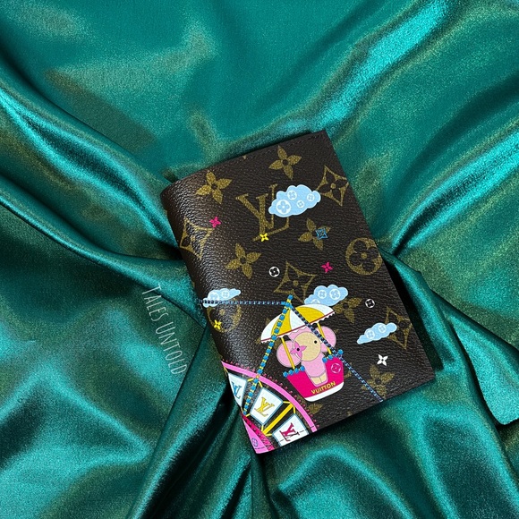 Brand new LV 2020 Christmas Passport Holder - Picture 1 of 7